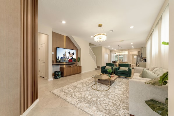 Smart TV - Luxury new Pool Home! 10 min from Disney - WALK to NEW WATER PARK! (Clermont)