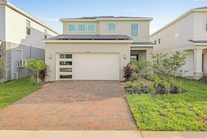 Exterior - Luxury new Pool Home! 10 min from Disney - WALK to NEW WATER PARK! (Clermont)