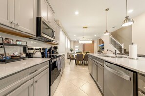 Micro-ondes, four, plaque de cuisson, lave-vaisselle