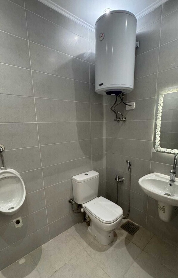 Een douche, een bubbelbad, een bidet, zeep