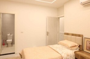 Een douche, een bubbelbad, een bidet, zeep