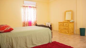 3 bedrooms, iron/ironing board, WiFi (free), bed sheets