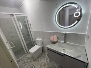 Dusche, Haartrockner, Handtücher, Seife