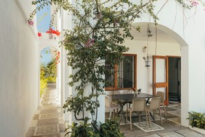 Outdoor dining - Frida, a 3-room apartment just a few minutes' walk from Blue Bay Lagoon. (Blue Bay)