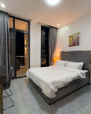 5 slaapkamers, een strijkplank/strijkijzer, wifi