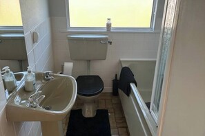 Douche, serviettes fournies, savon, papier toilette