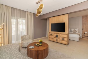 Hypo-allergenic bedding, minibar, in-room safe, desk