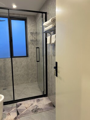 Dusche, Handtücher, Seife, Toilettenpapier