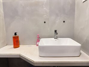 Bidet, serviettes fournies, savon, papier toilette