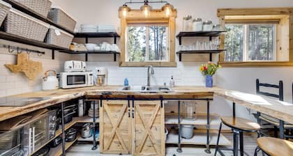 13 Mi to Usafa: Peaceful Colorado Springs Getaway!