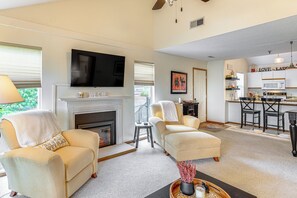 Interior - Main Channel Condo w/ Pool Access in Osage Beach (Osage Beach)