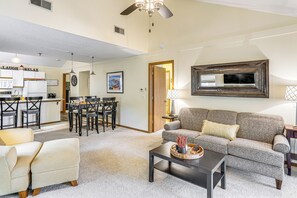 Interior - Main Channel Condo w/ Pool Access in Osage Beach (Osage Beach)