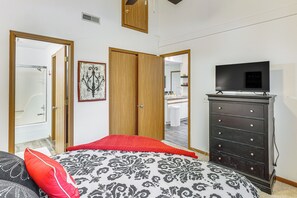 Interior - Main Channel Condo w/ Pool Access in Osage Beach (Osage Beach)