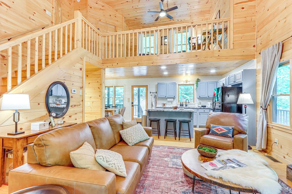 Luxury Blue Ridge Cabin: Hot Tub & 5 Min to Town - Blue Ridge Lake Marina, GA