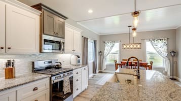 House (3 Bedrooms) | Interior
