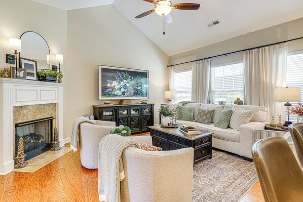 Apartment (2 Bedrooms) | Front of property - Private Patio: Residential Condo in Cleveland! (Cleveland)