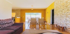 TV - Casa de campo em Sarapuí com Piscina (Alambari)