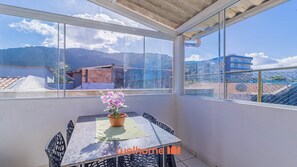 Dining - Apartamento em Ubatuba com varanda e churrasqueira (Ubatuba)