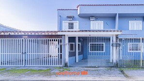 Exterior - Apartamento em Ubatuba com varanda e churrasqueira (Ubatuba)