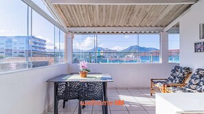 Interior - Apartamento em Ubatuba com varanda e churrasqueira (Ubatuba)