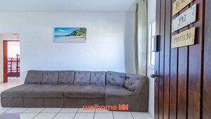 TV, stereo - Apartamento em Ubatuba com varanda e churrasqueira (Ubatuba)