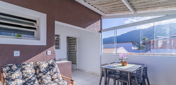 Outdoor dining - Apartamento em Ubatuba com varanda e churrasqueira (Ubatuba)