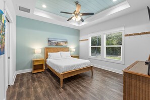 3 bedrooms, iron/ironing board, free WiFi, bed sheets - Reminiscing, just a few short minutes to the beach (Eastpoint)