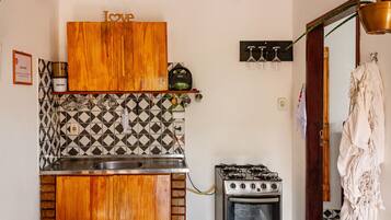 Fridge, oven, stovetop, coffee/tea maker