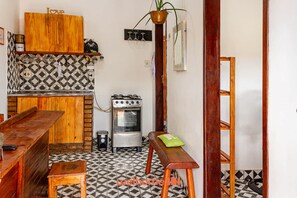 Refrigerador, horno, parrilla de estufa y cafetera y tetera 