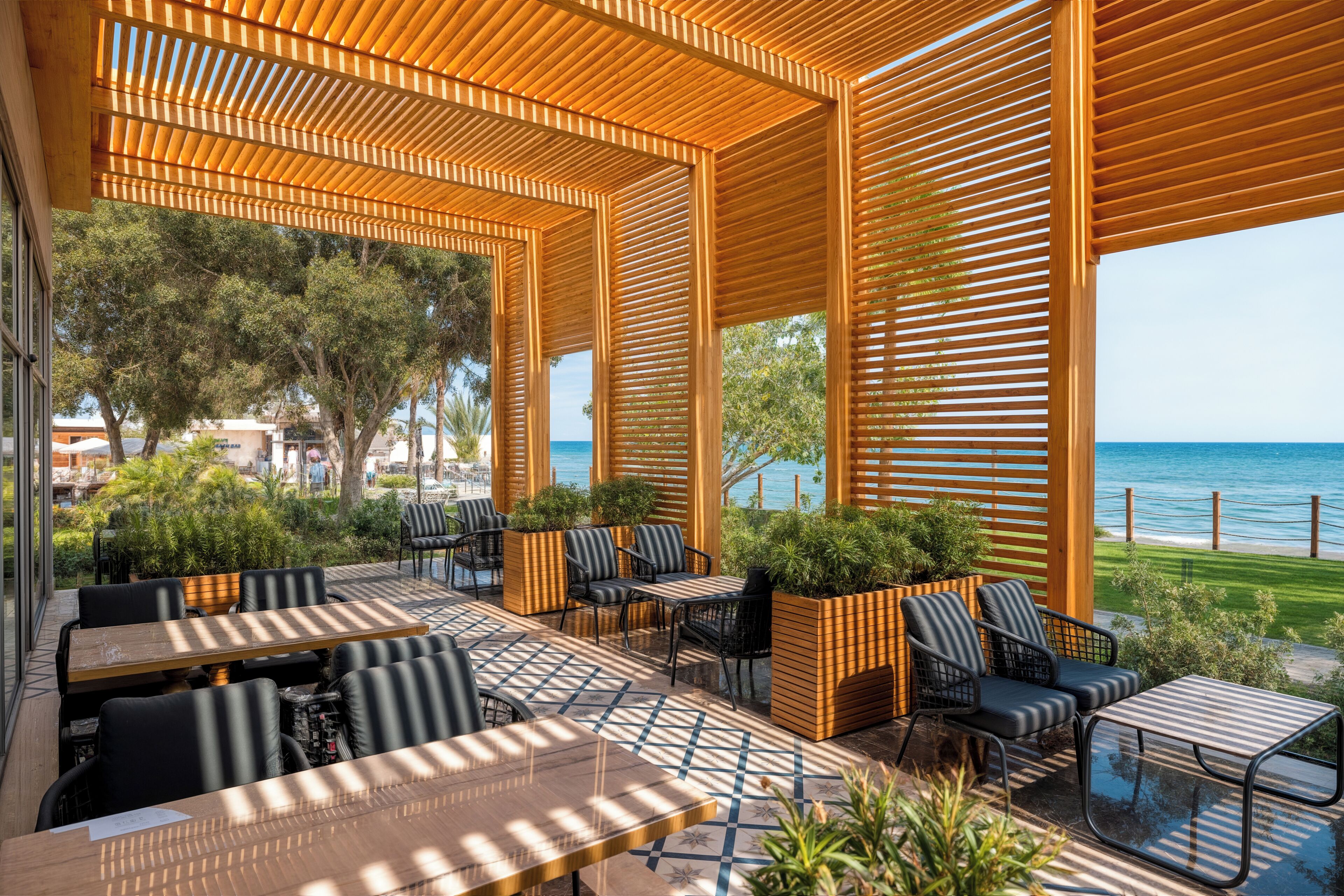 2 bar/dinlenme salonu, havuz kenarı barı, plaj barı 
