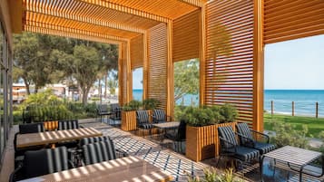 2 bar/dinlenme salonu, havuz kenarı barı, plaj barı