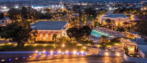 Özel plaj, ücretsiz plaj servisi, ücretsiz plaj kabini, şezlong