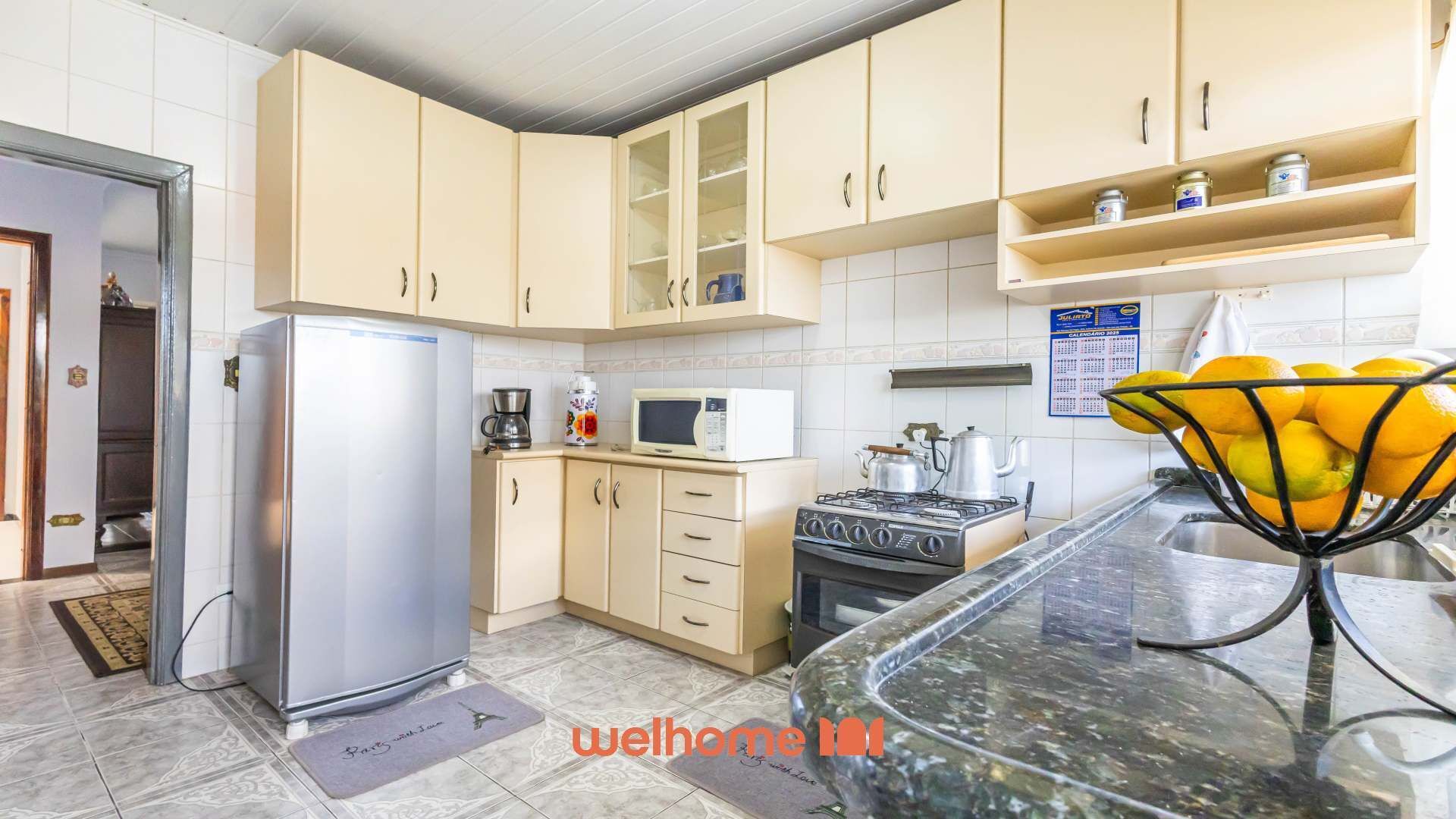 Refrigerador, microondas, parrilla de estufa y cafetera y tetera 