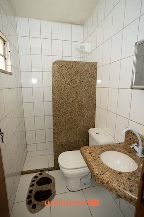 Regadera, secadora de cabello, toallas, shampoo