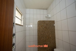 Shower, hair dryer, towels, shampoo - Apartamento em Santa Teresa com vista da montanha (Santa Teresa)