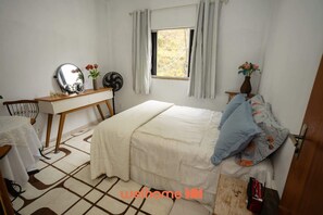 1 habitación, tabla de planchar con plancha y ropa de cama 
