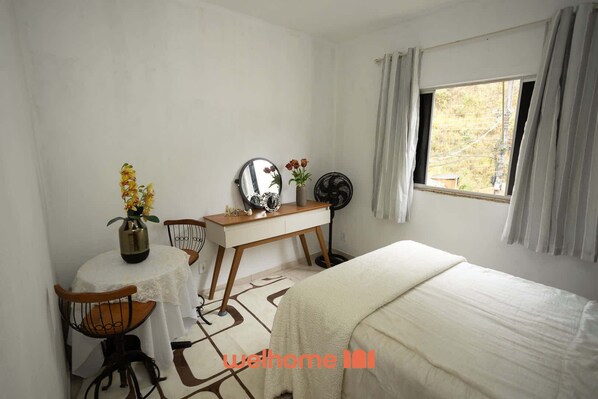 1 habitación, tabla de planchar con plancha y ropa de cama