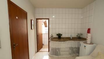 Een douche, een haardroger, handdoeken