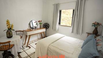 1 slaapkamer, een strijkplank/strijkijzer, beddengoed