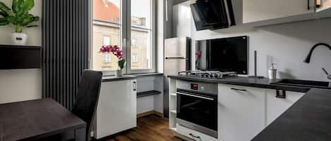 Apartment, City View | Private kitchen