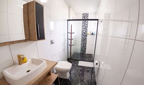 Een douche, handdoeken