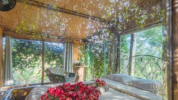 1 bedroom, bed sheets