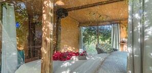1 bedroom, bed sheets