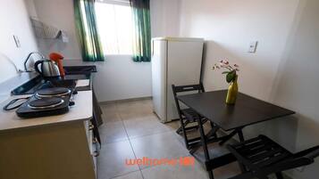 Refrigerador, microondas, placa de cocina, utensilios de cocina