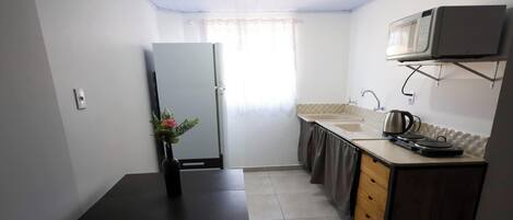 Réfrigérateur, micro-ondes, plaque de cuisson