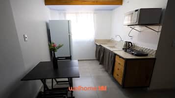 Refrigerador, microondas, placa de cocina, utensilios de cocina
