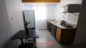 Fridge, microwave, stovetop, cookware/dishes/utensils - Studio em Ponta Grossa com Excelente Localizacao (Ponta Grossa)