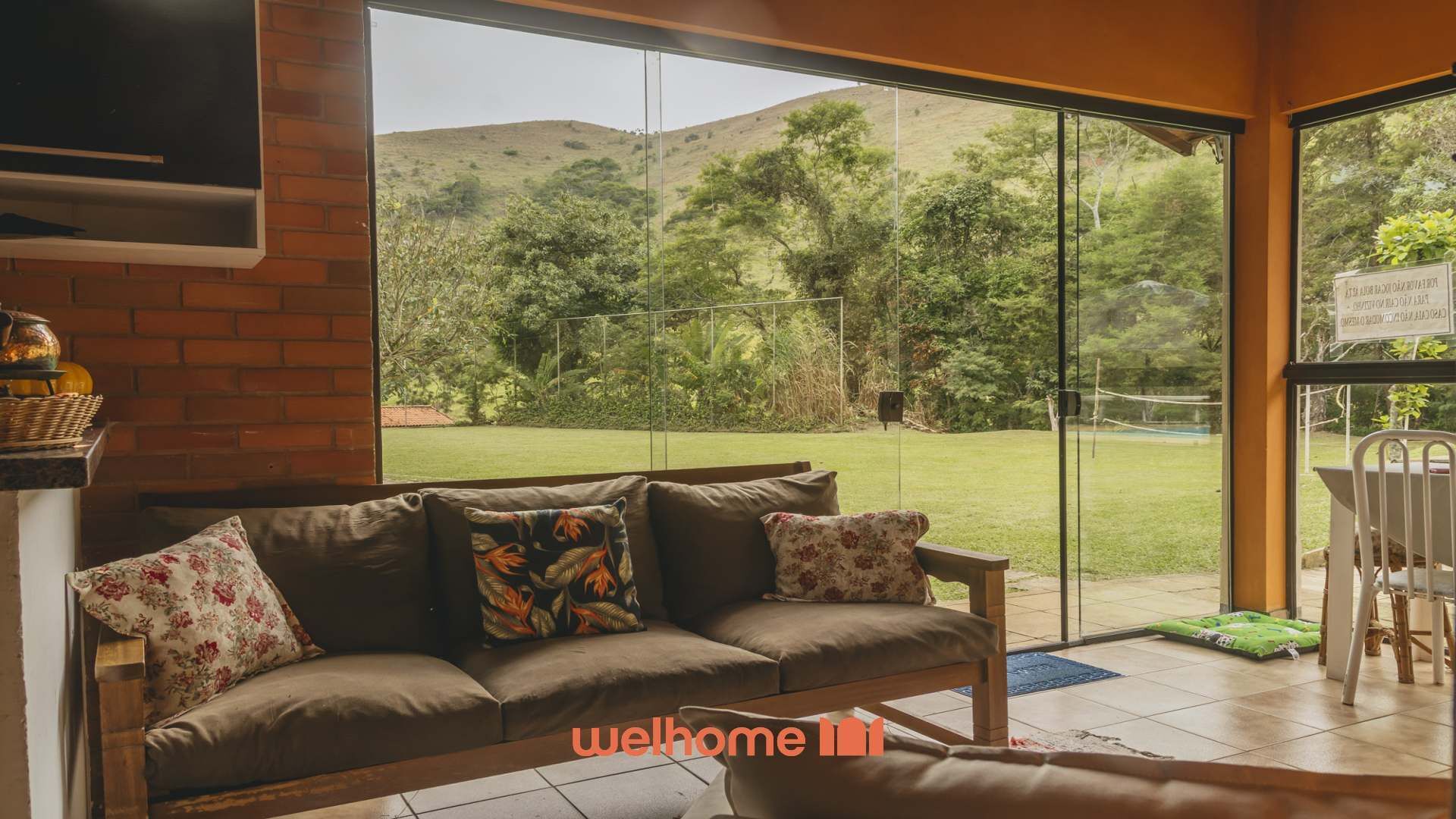 Televisión y chimenea 