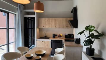 Micro-ondes, four, lave-vaisselle, cafetière/bouilloire