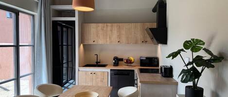 Microwave, oven, dishwasher, coffee/tea maker